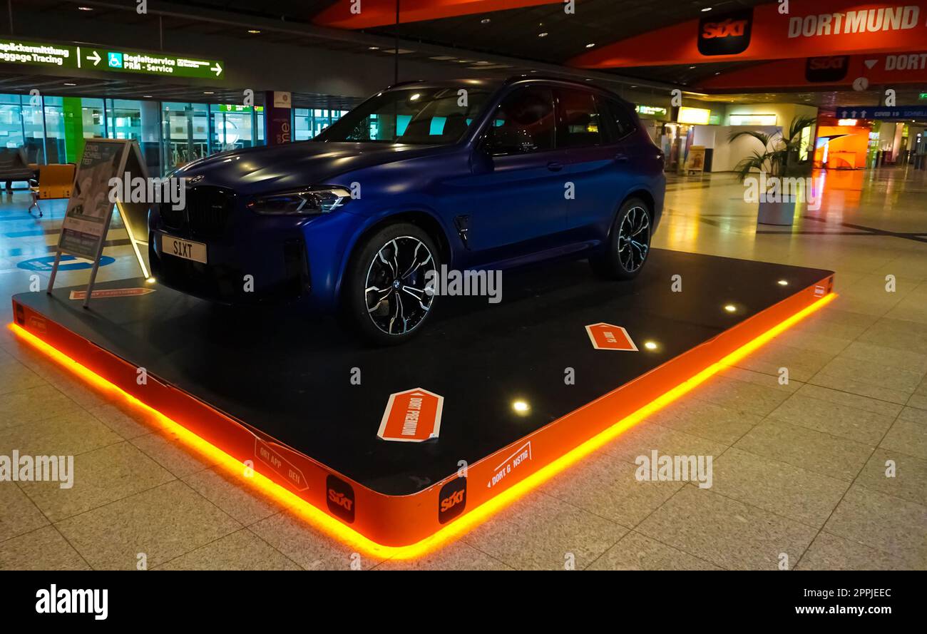 Dortmund, Allemagne - 28 décembre 2021 : un employé de location de voitures Sixt attend des clients à l'aéroport de Dortmund Banque D'Images