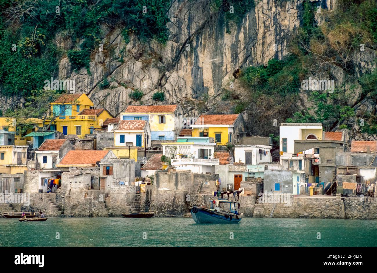 Diapositive numérisée de la photographie couleur historique de la région côtière du Vietnam dans la baie de Halong en mer de Chine Banque D'Images