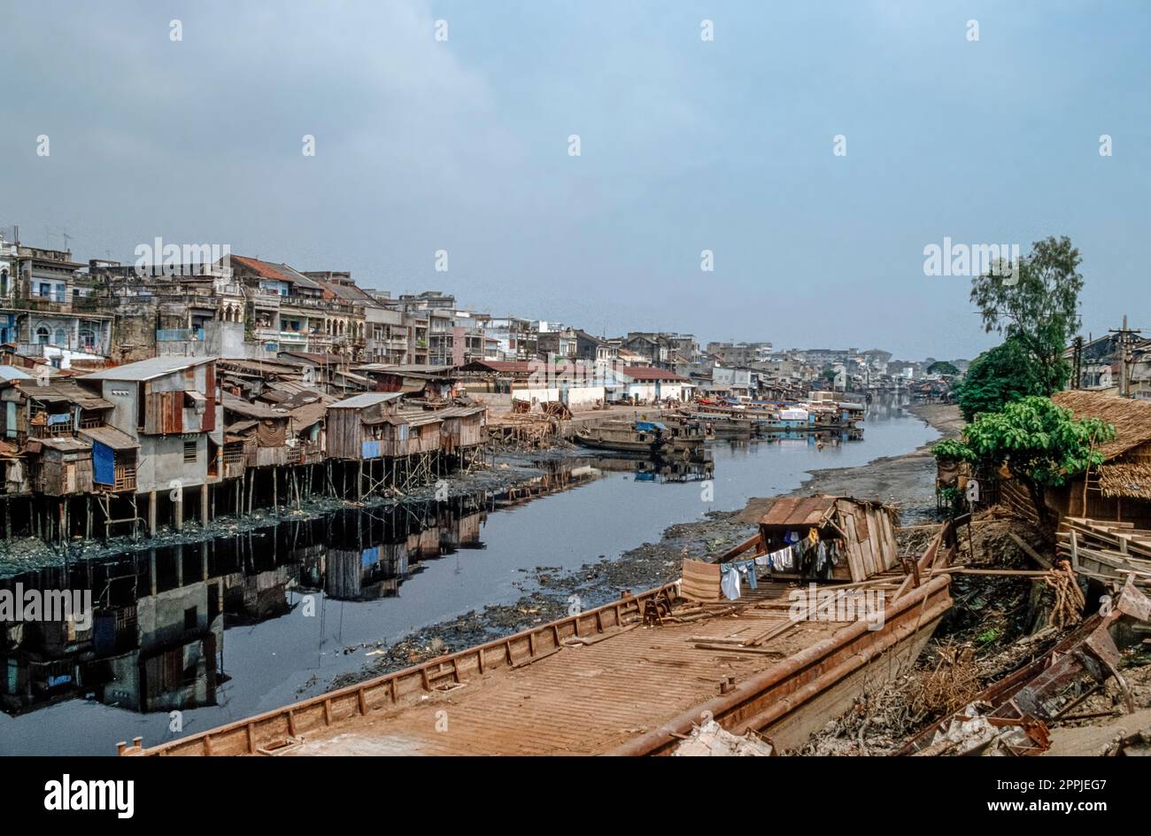 Diapositive numérisée de la photographie couleur historique du bidonville dans le vieux quartier de Saigon, Ho Chi Ming City, Vietnam du Sud Banque D'Images