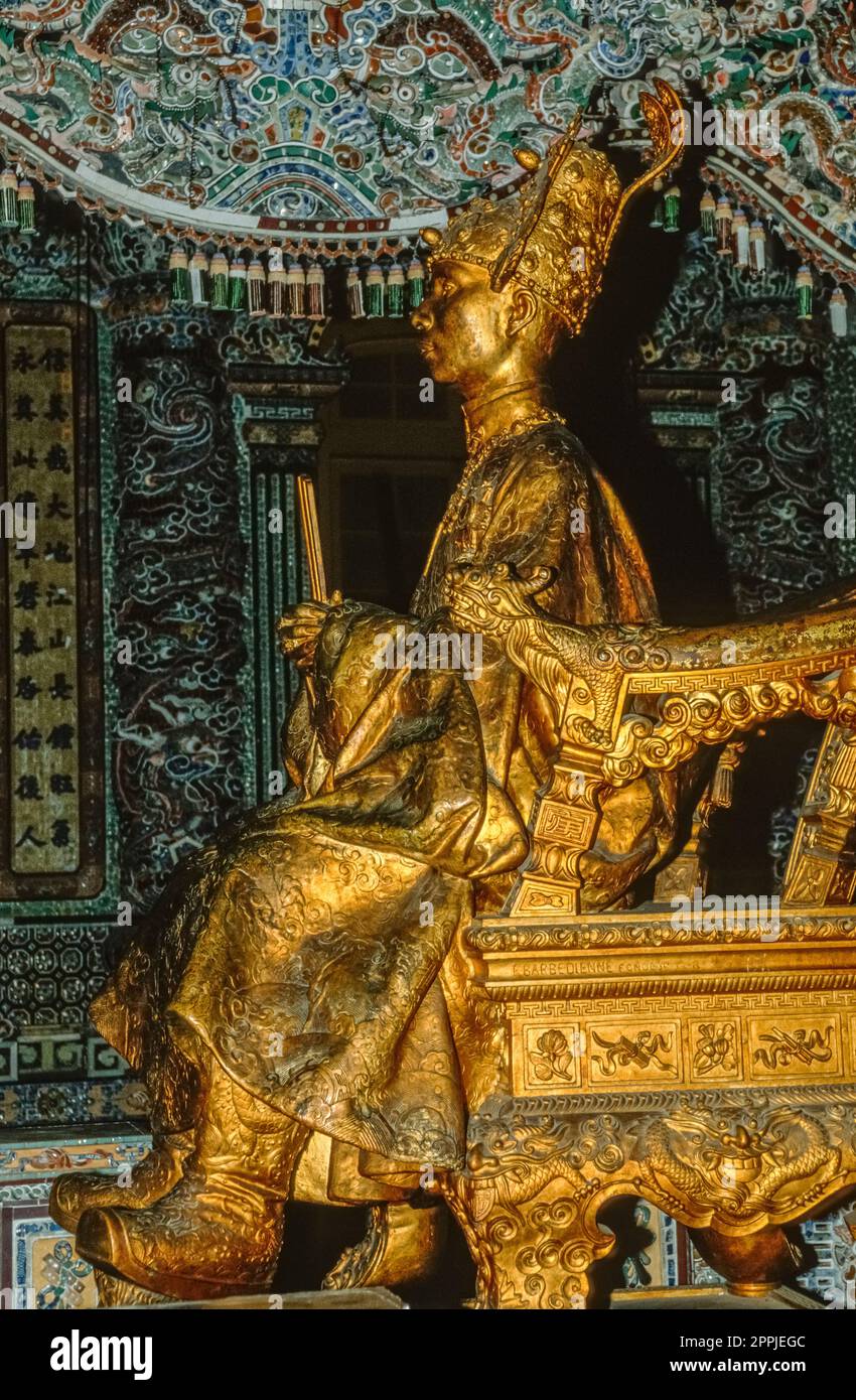 Diapositive numérisée d'une photographie en couleur historique de la statue dorée de l'empereur Khai Dinh dans son mausolée près de Hue, dans le centre du Vietnam Banque D'Images