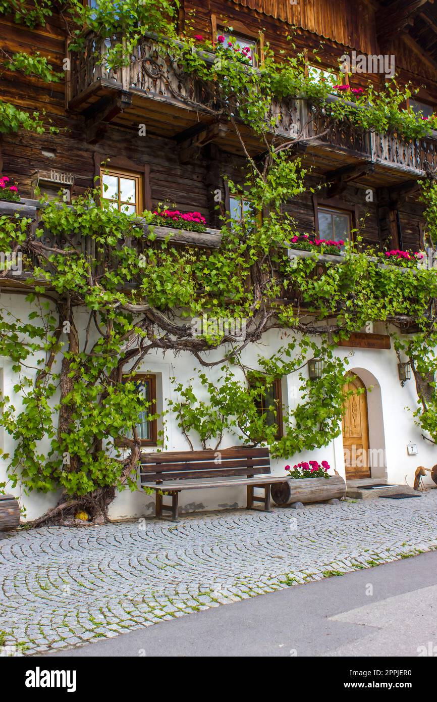 Une ferme traditionnelle autrichienne de montagne dans le village alpin de Doelsach, Tyrol de l'est, Autriche Banque D'Images