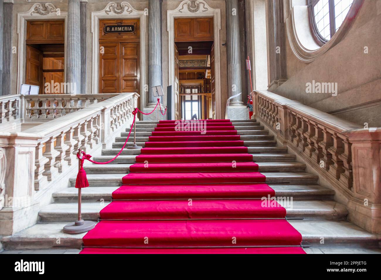 Turin, Italie - Circa janvier 2022: Tapis rouge au Palais Royal - escalier de luxe élégant en marbre. Banque D'Images