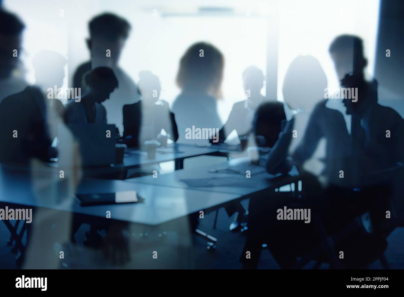 Les hommes d'affaires qui travaillent ensemble dans le concept de travail d'équipe et de partenariat de bureau Banque D'Images