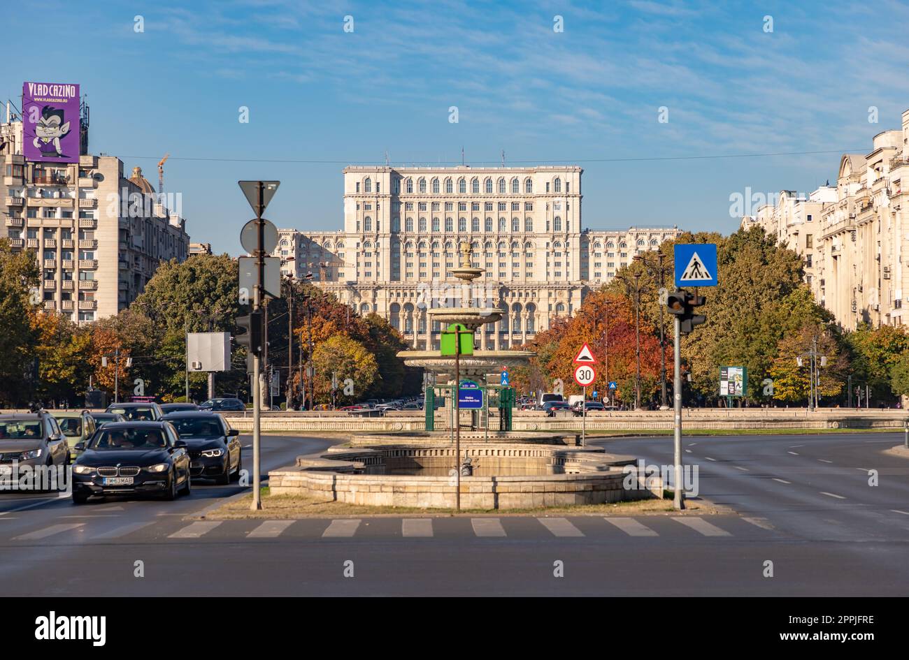 Fontaines de Bucarest, place de l'Union et Palais du Parlement Banque D'Images