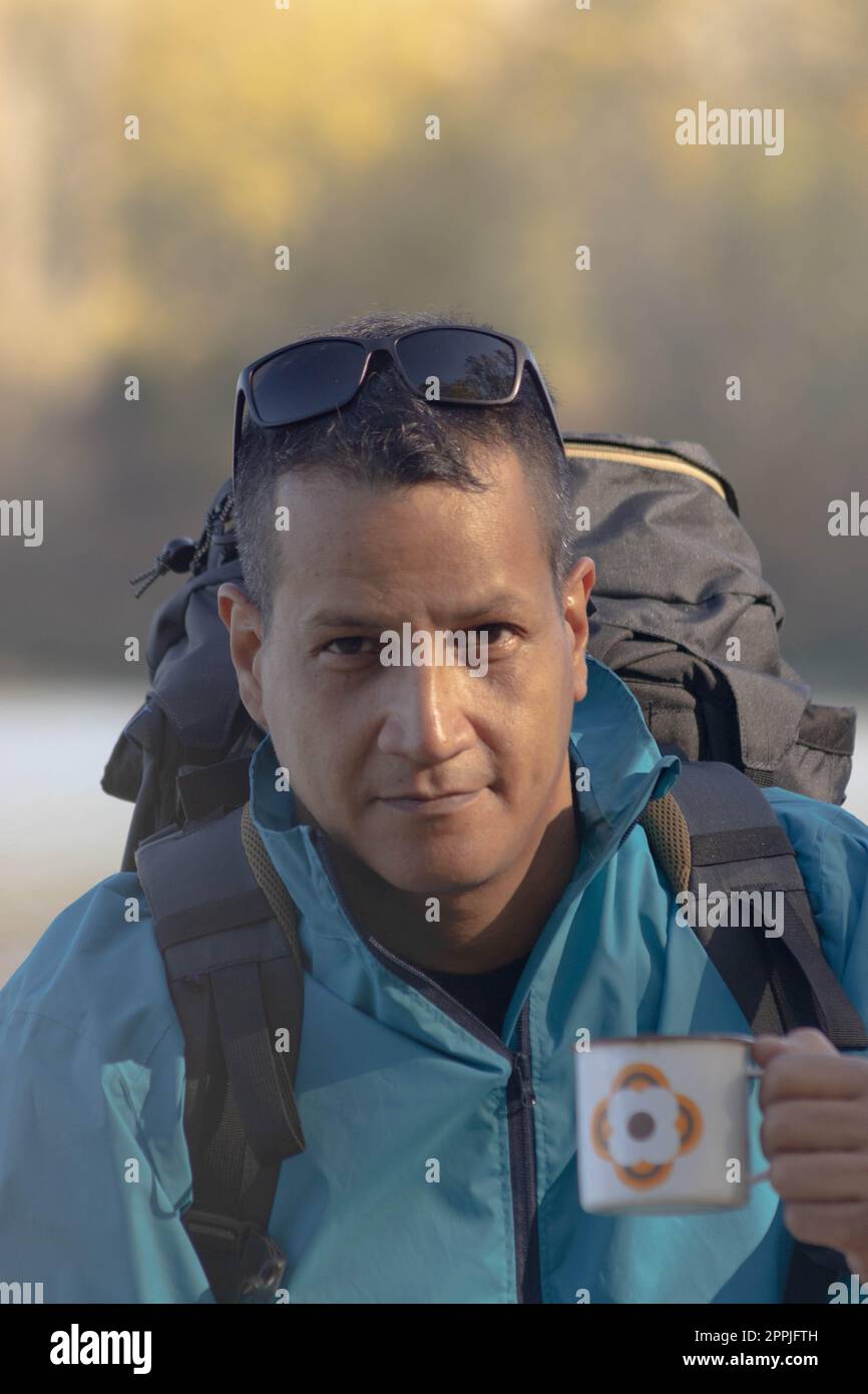Portrait de voyageur homme au lac en automne avec une tasse de café Banque D'Images Portrait de voyageur homme au lac en automne avec une tasse de café Banque D'Images
