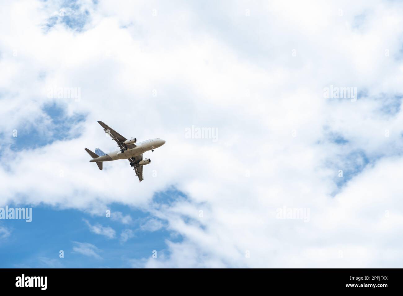 avion d'atterrissage sur ciel bleu avec nuages Banque D'Images