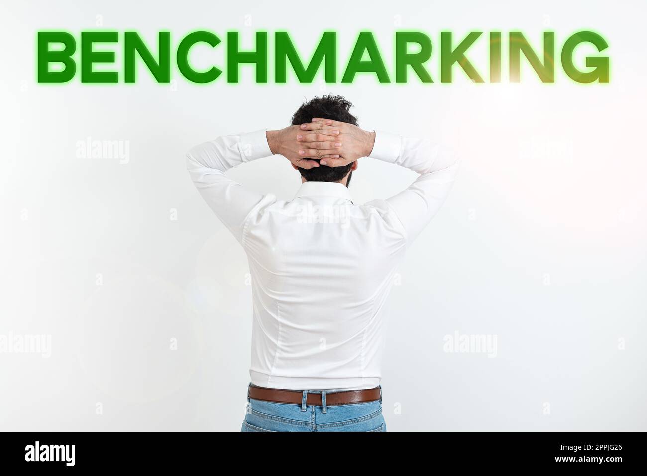 Affiche manuscrite Benchmarking. Idée d'entreprise évaluer quelque chose par rapport à une stratégie standard Banque D'Images