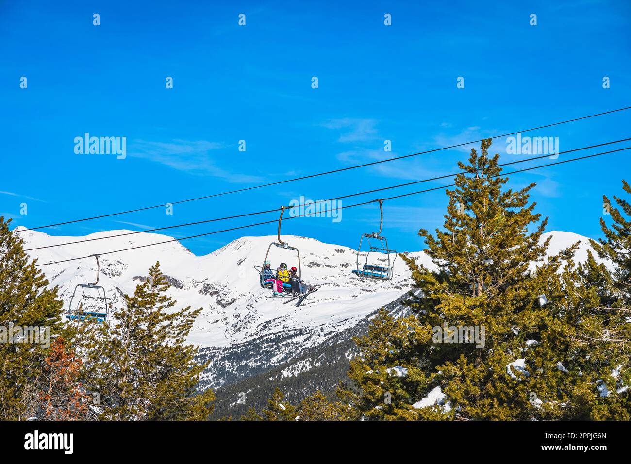 Groupe de skieurs remontant sur le télésiège en Andorre, montagnes des Pyrénées Banque D'Images
