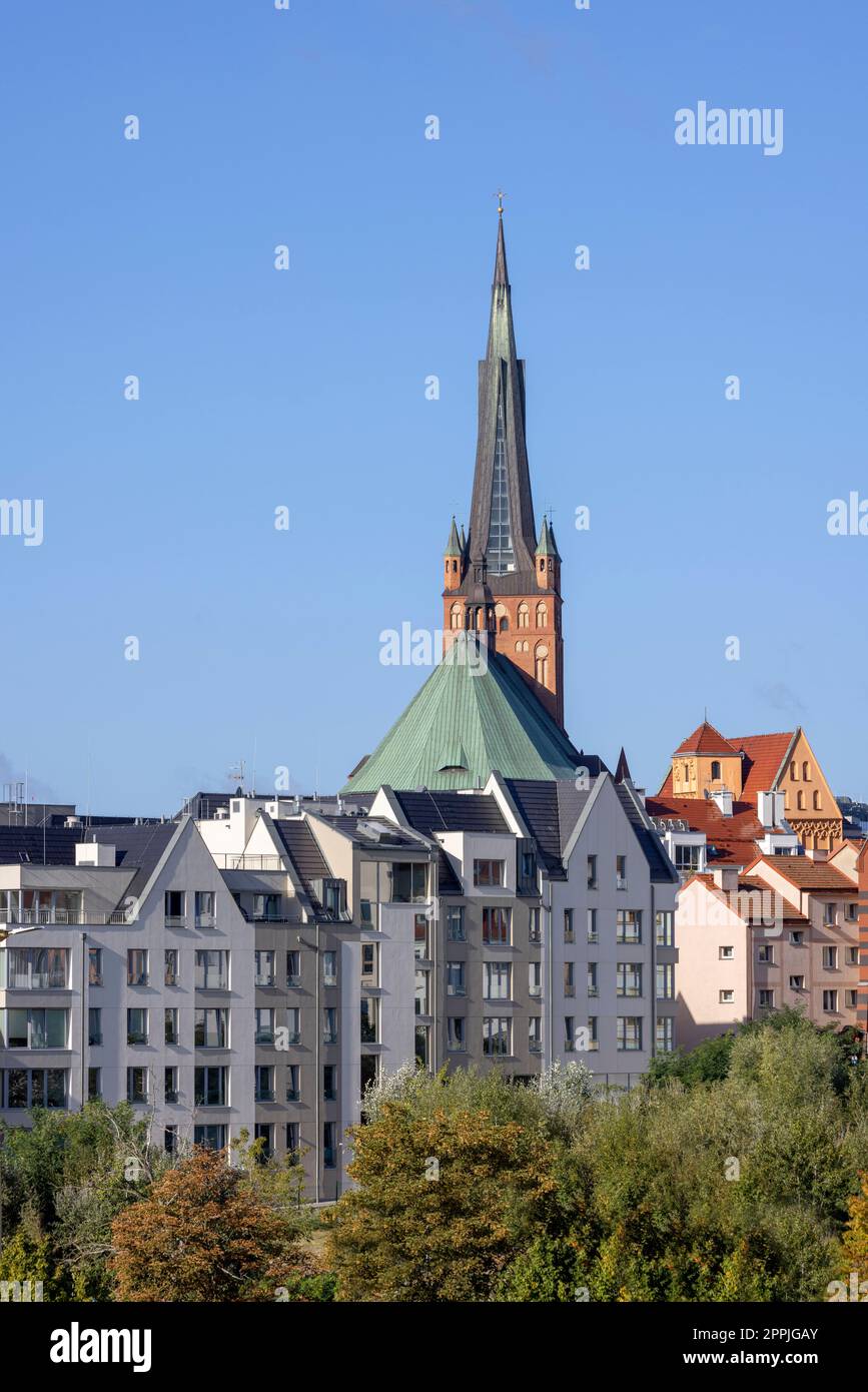 Vue des maisons de ville sur le boulevard Piastowski, en arrière-plan une tour de la cathédrale de Szczecin, Szczecin, Pologne Banque D'Images