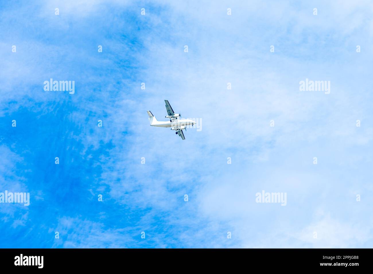 avion d'atterrissage sur ciel bleu avec nuages Banque D'Images