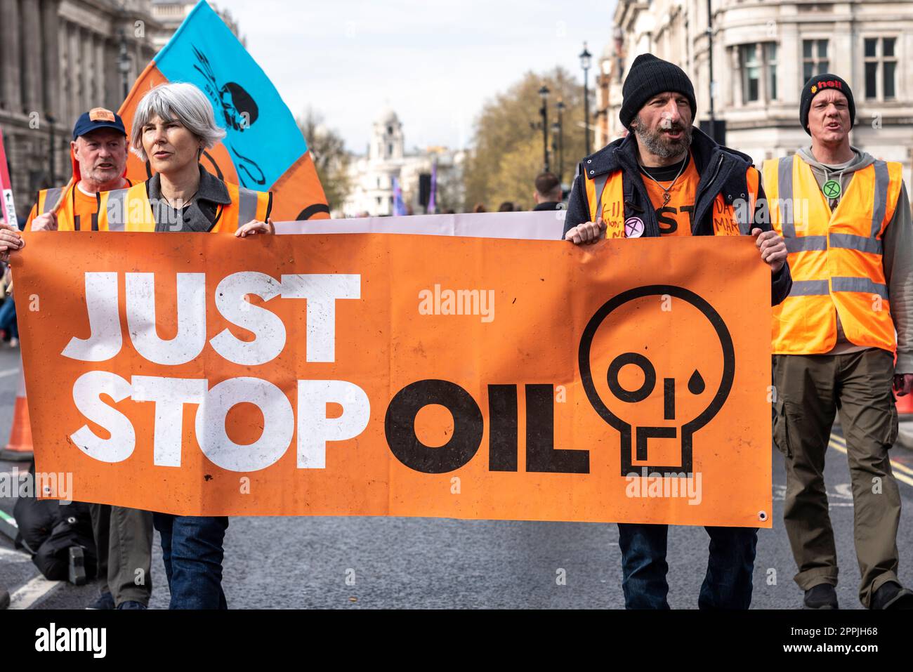 Il suffit d'arrêter la bannière pétrolière lors d'une manifestation lors du grand campement de la rébellion d'extinction devant le Parlement de Londres, au Royaume-Uni. Logo huile, symbole Banque D'Images