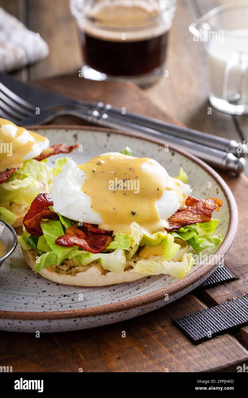 Œufs Bénédicte avec bacon et laitue sur les muffins anglais avec hollandaise, idée traditionnelle de petit déjeuner Banque D'Images