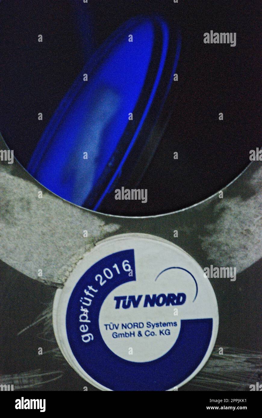Gros plan vertical d'une colonne d'escalier roulant cassée avec le sceau d'essai TUEV Nord sur le A40 à Essen, Allemagne Banque D'Images