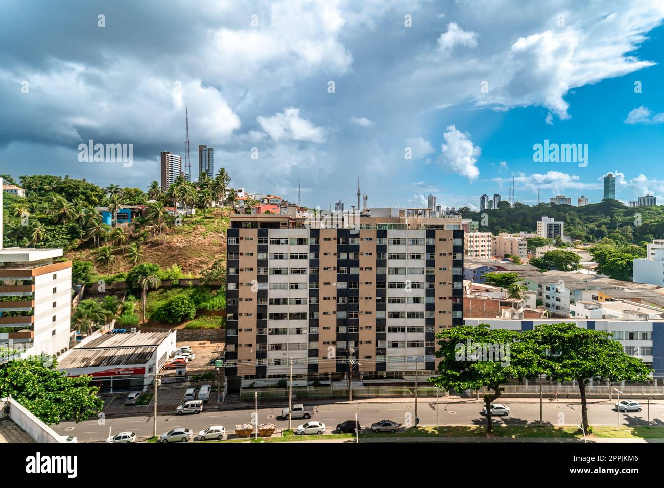Salvador, Brésil - 22 février 2022: Vue sur la partie moderne de la ville près de l'océan Banque D'Images