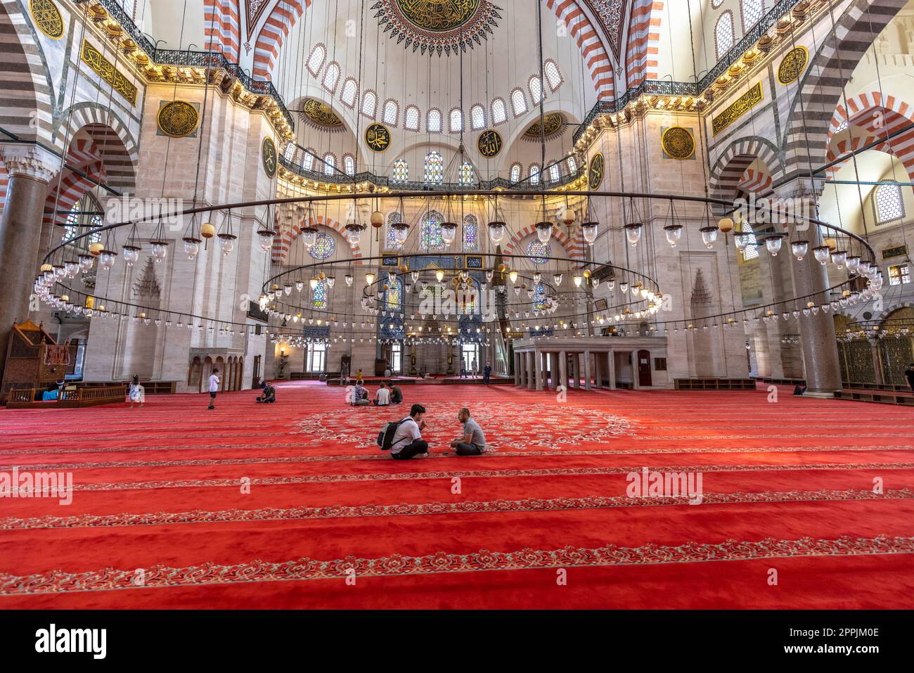 les gens s'assoient et prient dans la mosquée suleymaniye Banque D'Images