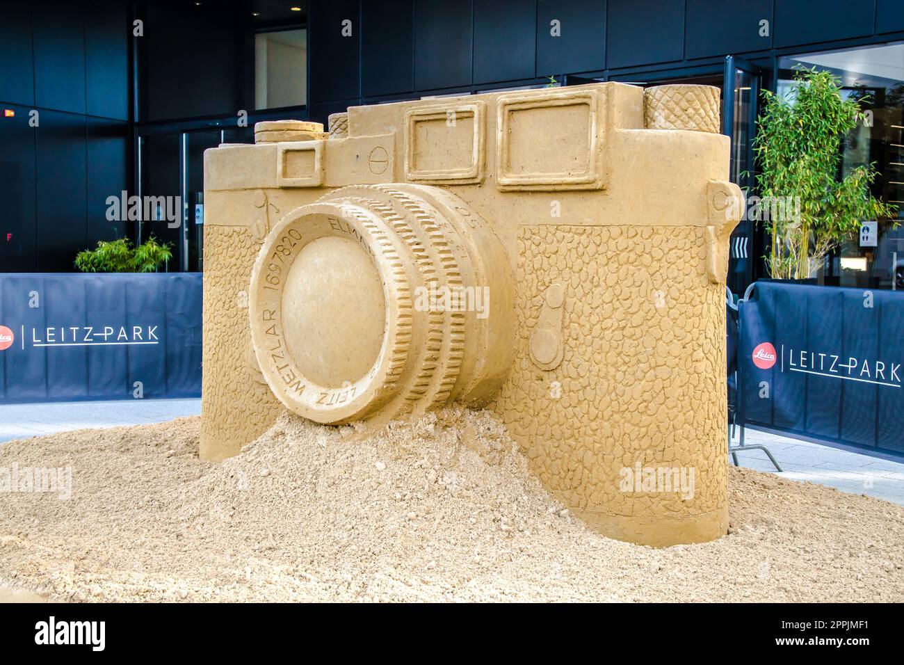 Caméra Leica construite avec du sable Banque D'Images