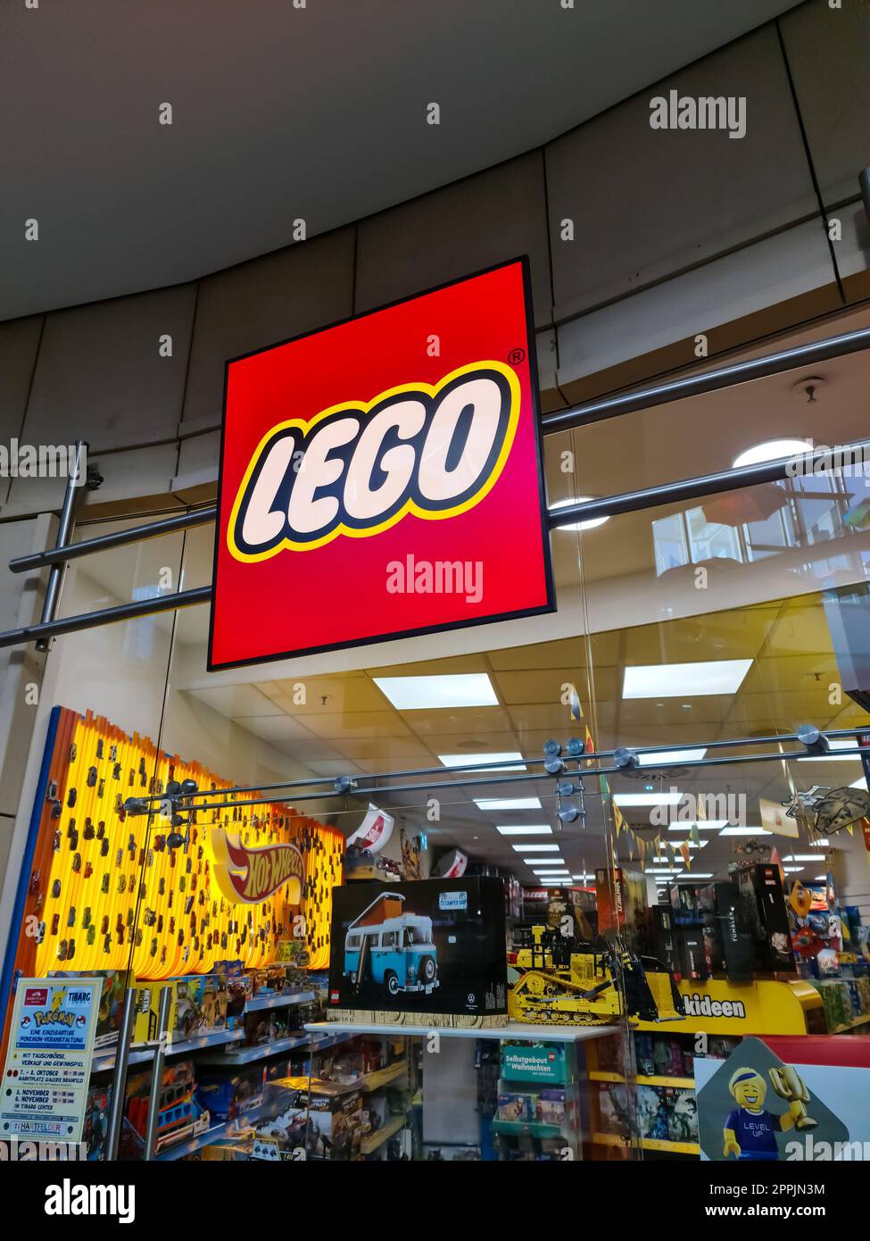Hambourg, Allemagne - 03. Novembre 2022 : entrée d'un magasin de jouets de marque Lego. Banque D'Images