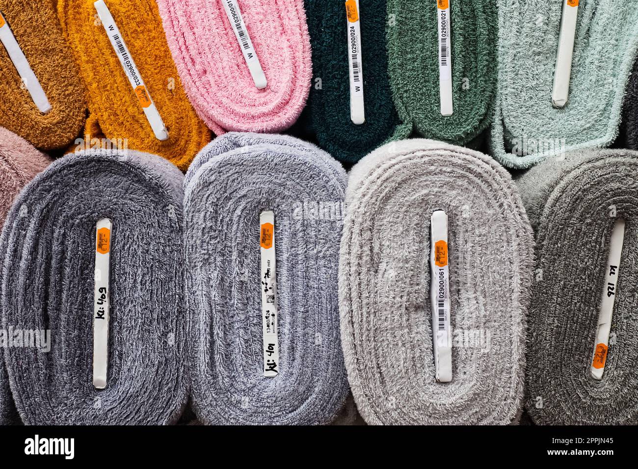 Kiel, Allemagne - 16. Octobre 2022 : échantillons de tissus et de tissus avec des signes de prix dans différentes couleurs trouvés sur un marché de tissus Banque D'Images