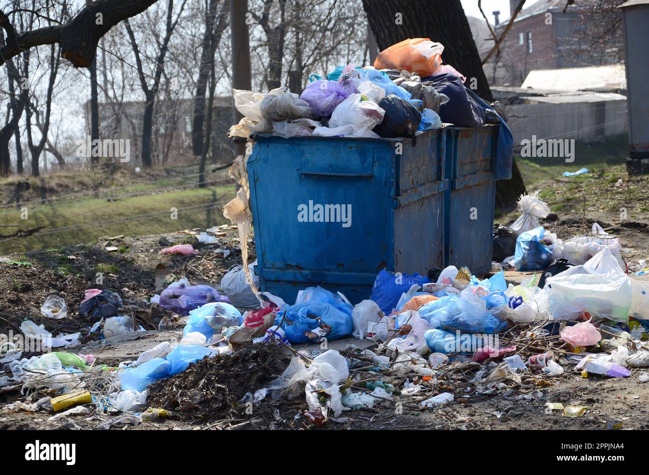 La poubelle est emballée avec des ordures et des déchets. Enlèvement des ordures dans les zones peuplées en temps opportun Banque D'Images