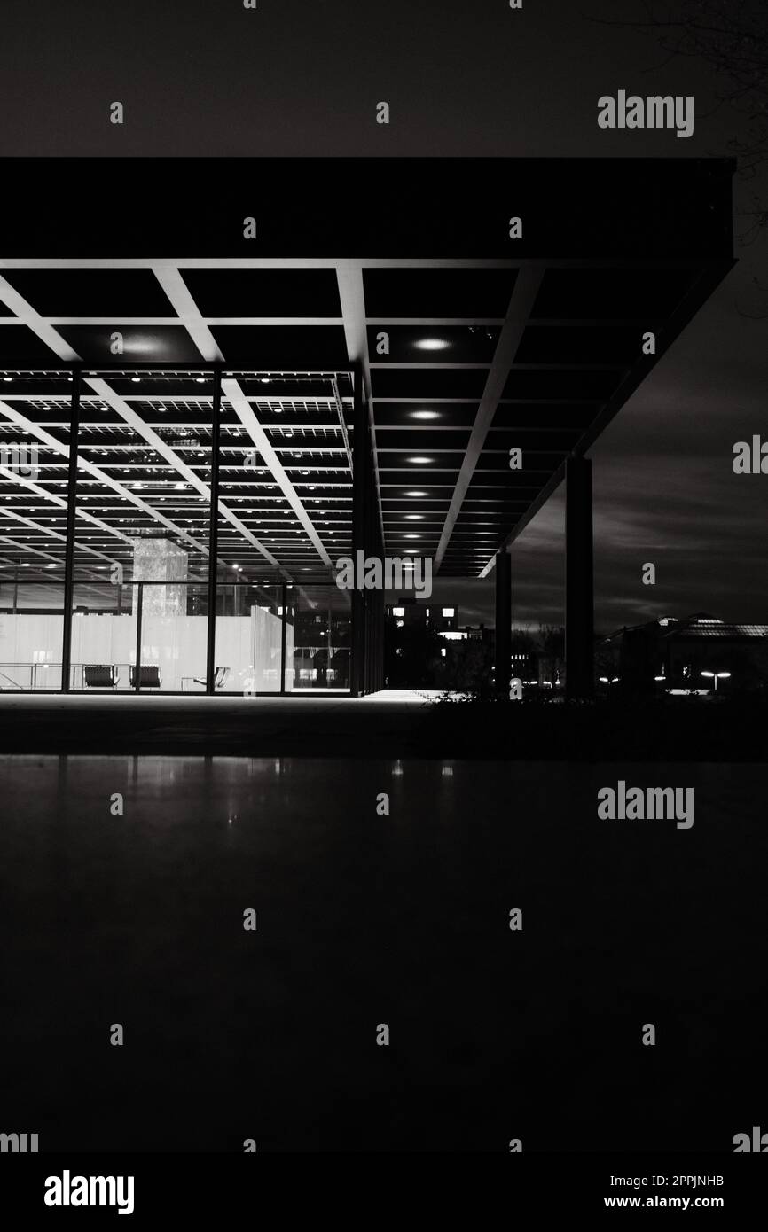 Photo verticale de la vue nocturne du musée Neue Nationalgalerie Banque D'Images