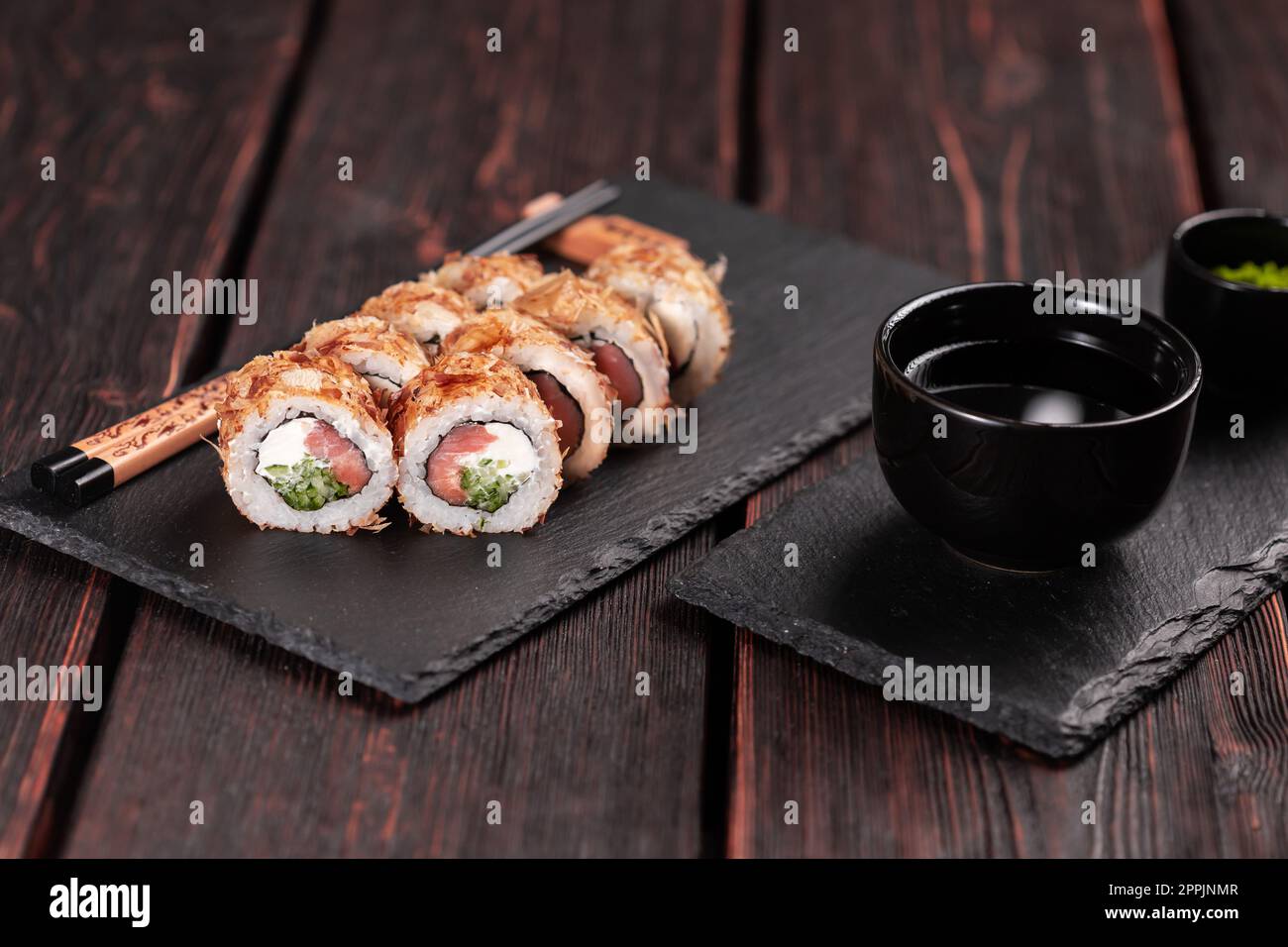 Gros plan sur le saumon et le sushi au saumon avec des flocons de thon - menu asiatique de sushis et cuisine japonaise Banque D'Images