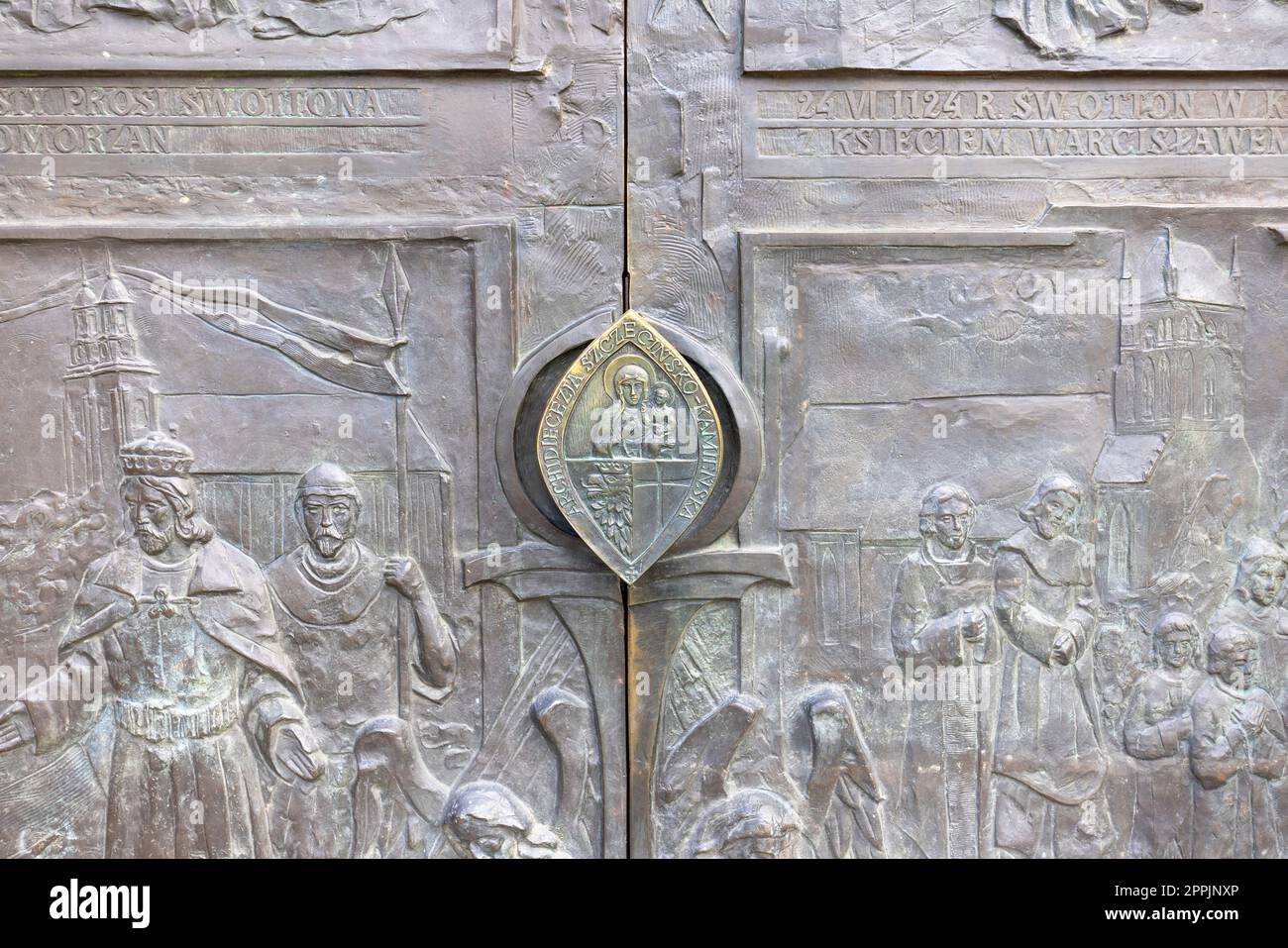 Cathédrale de Szczecin, porte d'entrée décorative avec heurtoir de porte en bronze, Szczecin, Pologne Banque D'Images