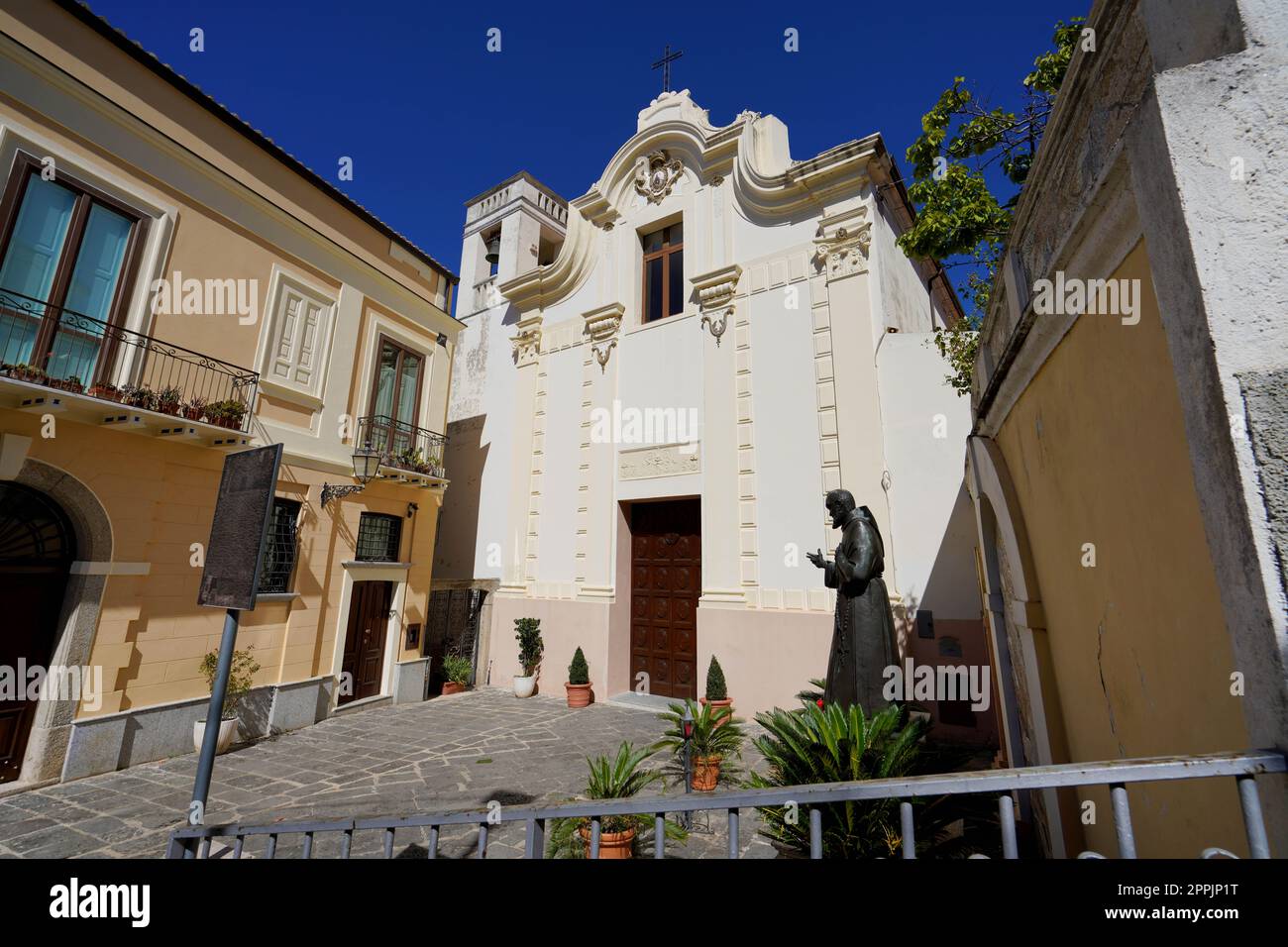L'église Modonna del Carmine avec la statue de San Pio à Pizzo Calabro, Italie Banque D'Images