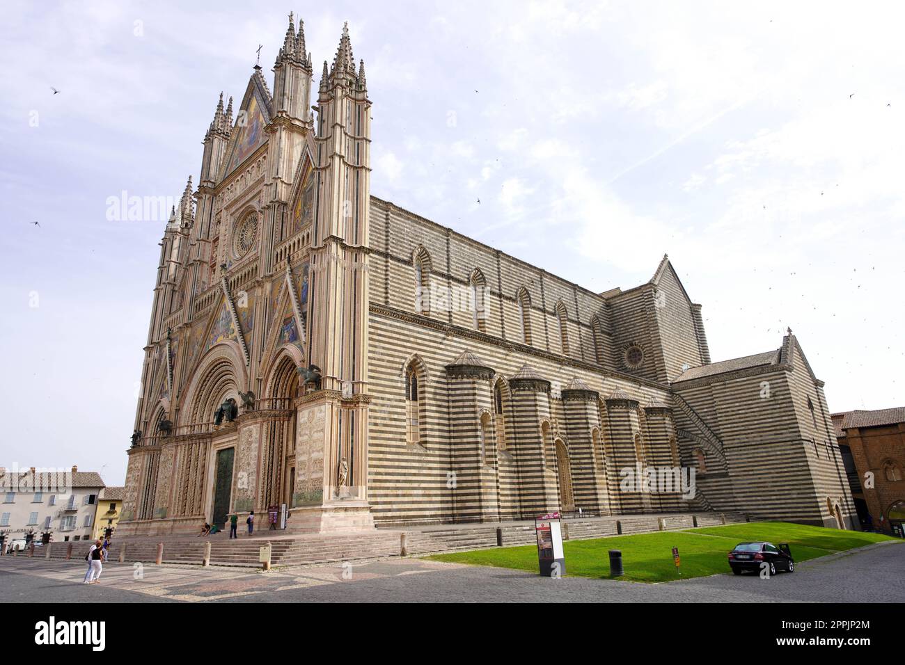 ORVIETO, ITALIE - 23 JUIN 2022 : vue latérale de la cathédrale monumentale d'Orvieto, région de l'Ombrie, Italie Banque D'Images