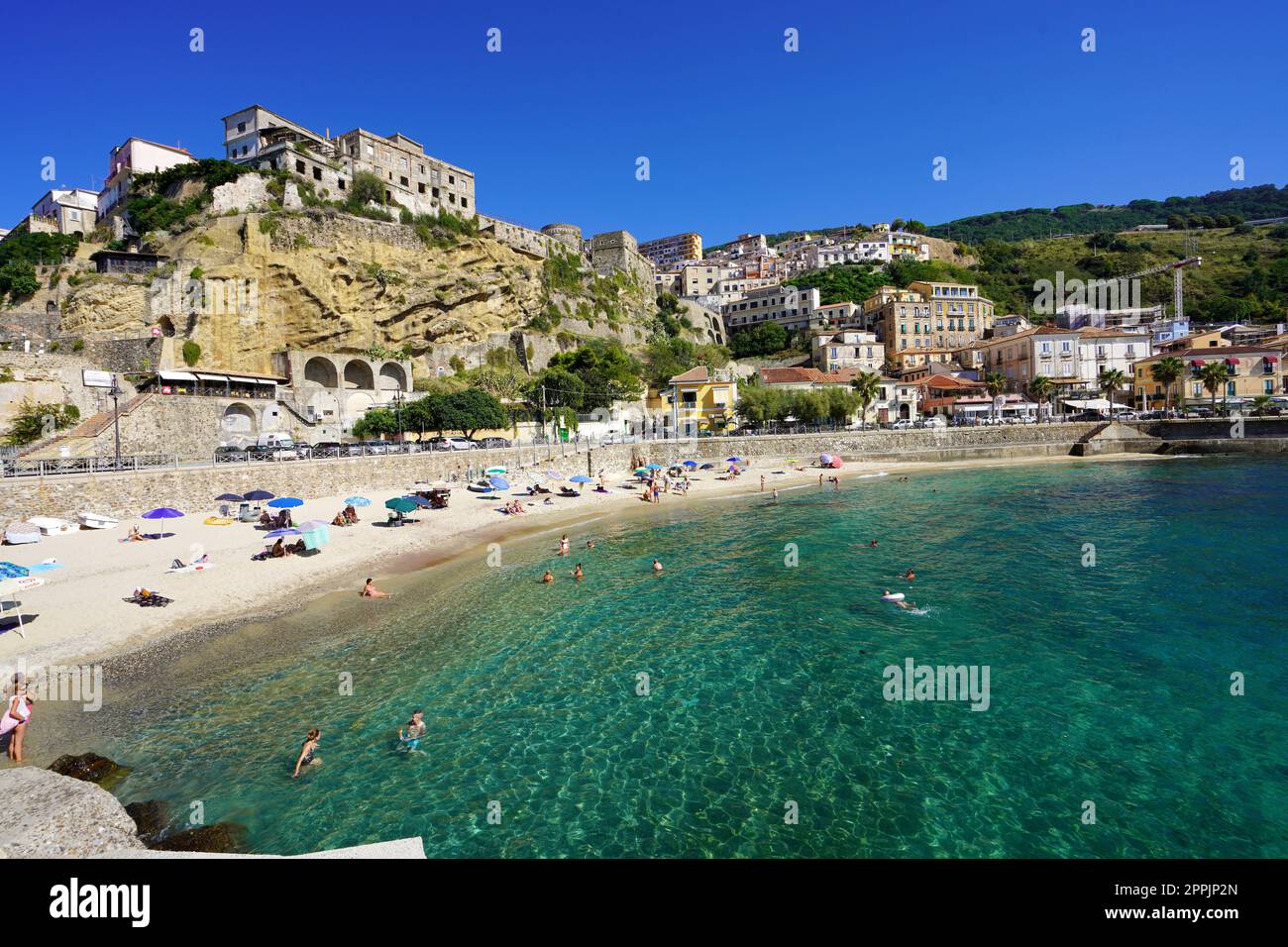 PIZZO CALABRO, ITALIE - 5 SEPTEMBRE 2022: Magnifique paysage marin avec l'eau cristalline de Pizzo Calabro, Italie Banque D'Images