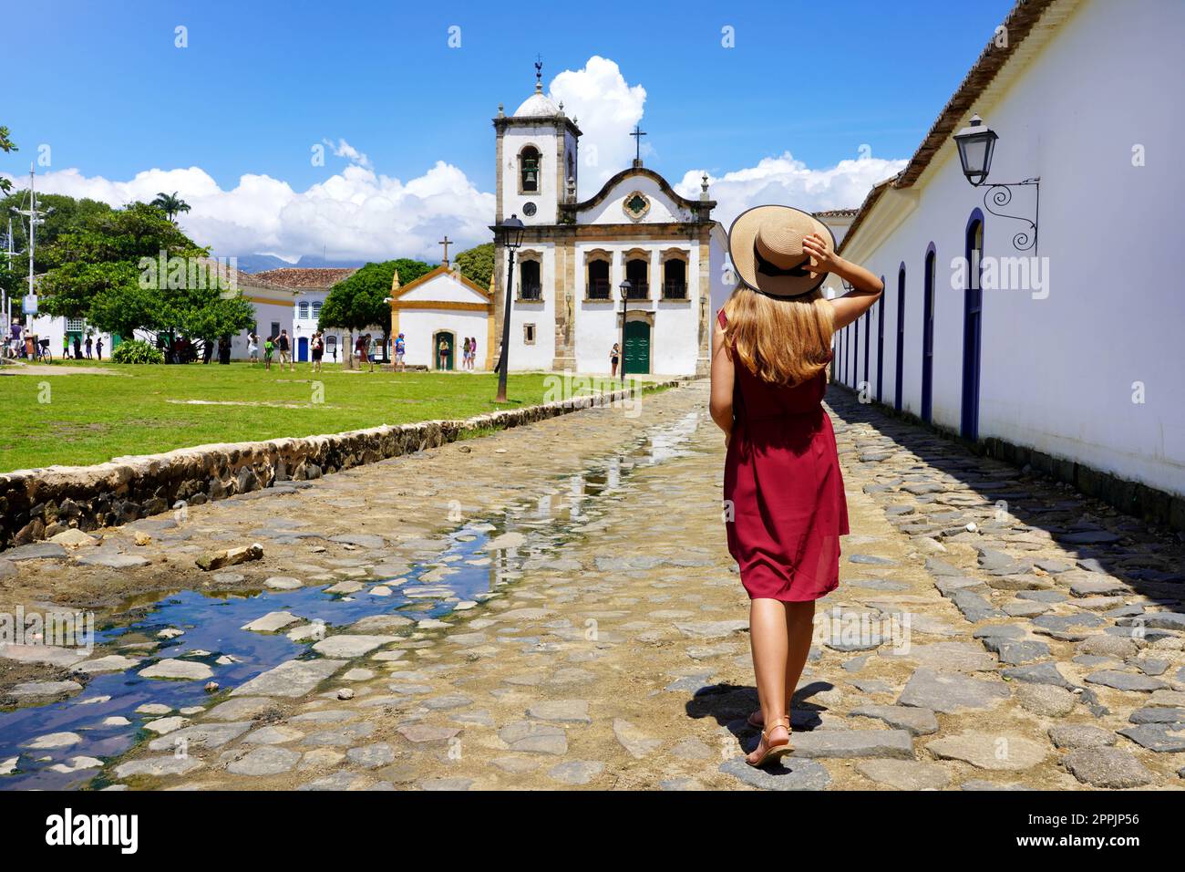 Tourisme au Brésil. Vue arrière de la belle fille avec marche vers l'église de Sainte Rita de Cassia à Paraty, Brésil. Banque D'Images