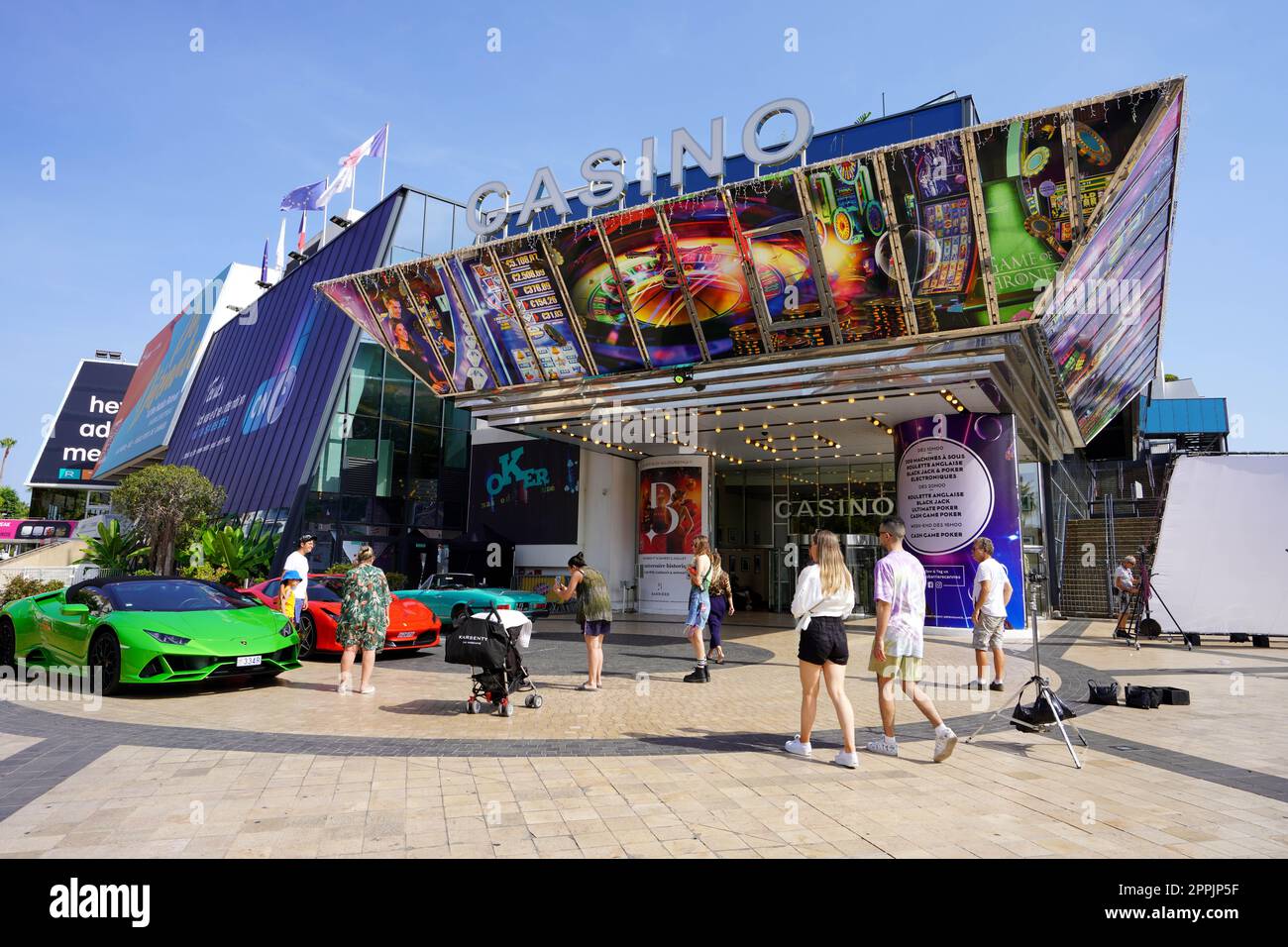 CANNES, FRANCE - 17 JUIN 2022 : Casino Barrière le Croisette et voitures de luxe à Cannes, France Banque D'Images