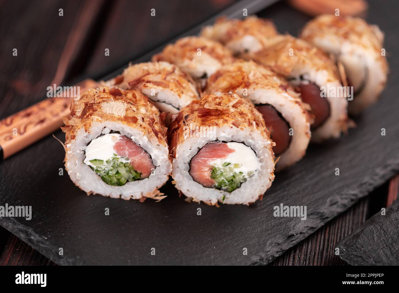 Gros plan sur le saumon et le sushi au saumon avec des flocons de thon - menu asiatique de sushis et cuisine japonaise Banque D'Images