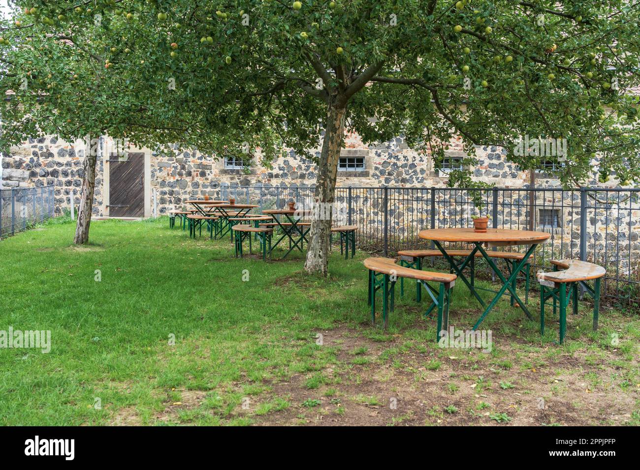 Tables de café vides sur la terrasse extérieure. Banque D'Images