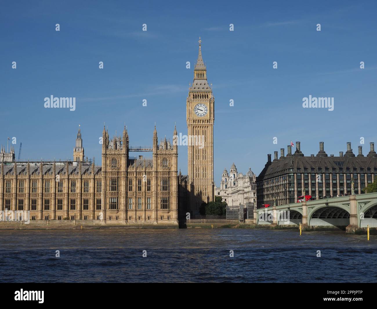 Chambres du Parlement et Westminster Bridge à Londres Banque D'Images