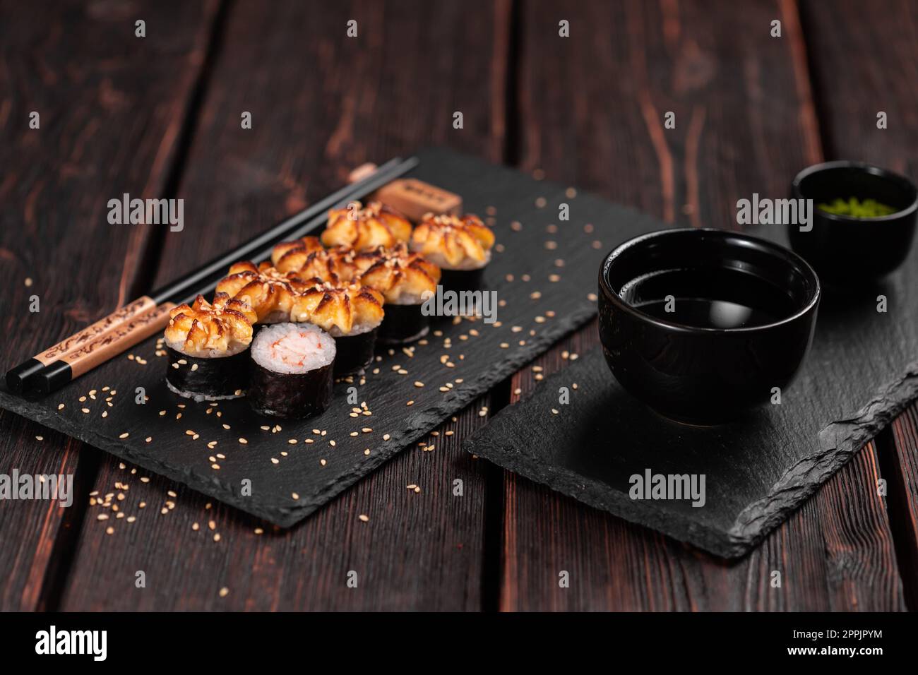 Sushi japonais à base de maki chaud avec vue sur les crevettes - concept de cuisine asiatique Banque D'Images