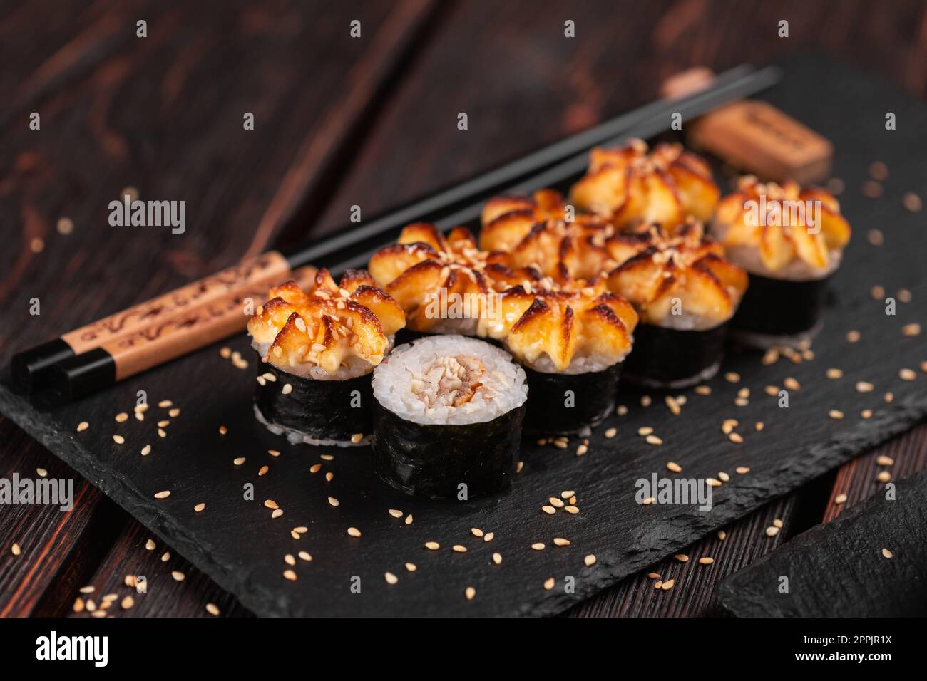 Sushi japonais avec rouleaux de maki chaud et anguille - concept alimentaire asiatique Banque D'Images