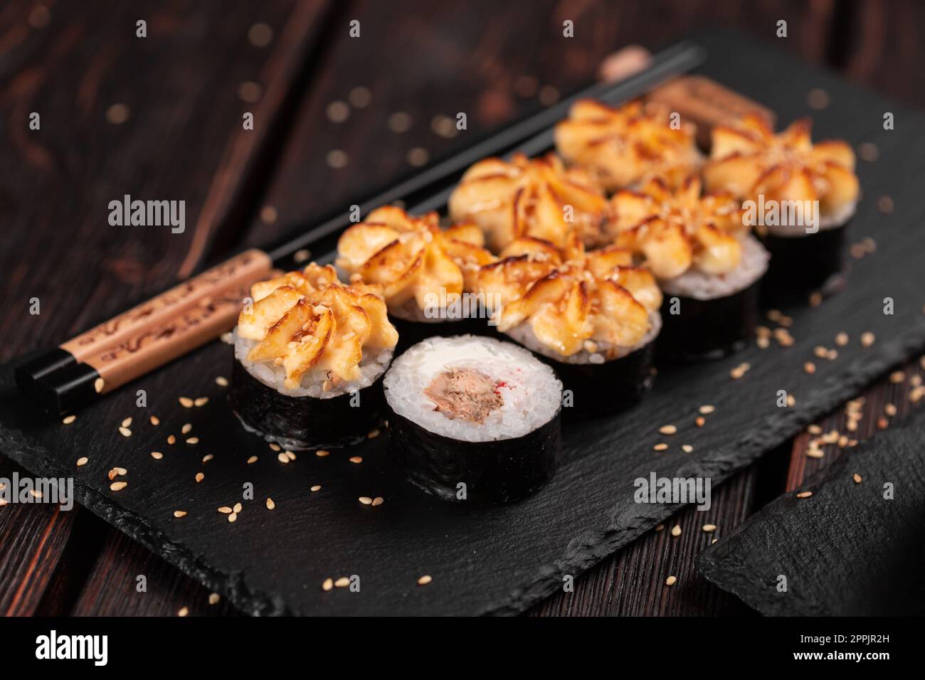 Petit sushi Maki avec anguille servi sur tableau noir - cuisine japonaise Banque D'Images