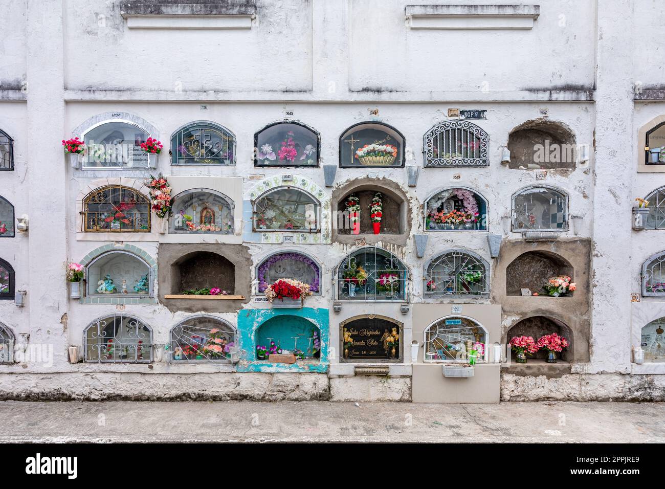 Tulcan, Equateur - 8 octobre 2022: Cimetière avec sculptures vertes en plantes Banque D'Images