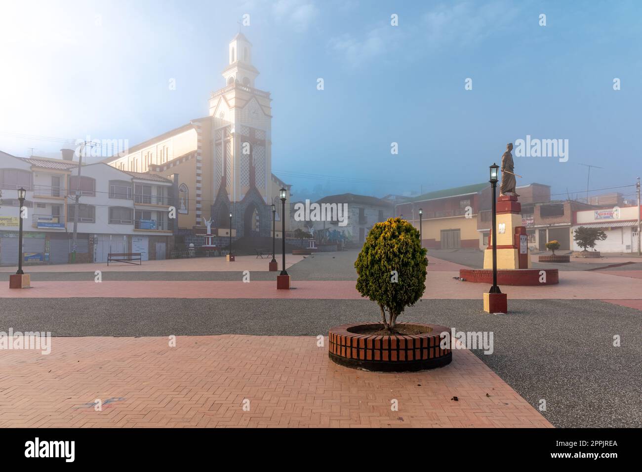 Colombie - 9 octobre 2022: Ville colombienne dans le brouillard Banque D'Images