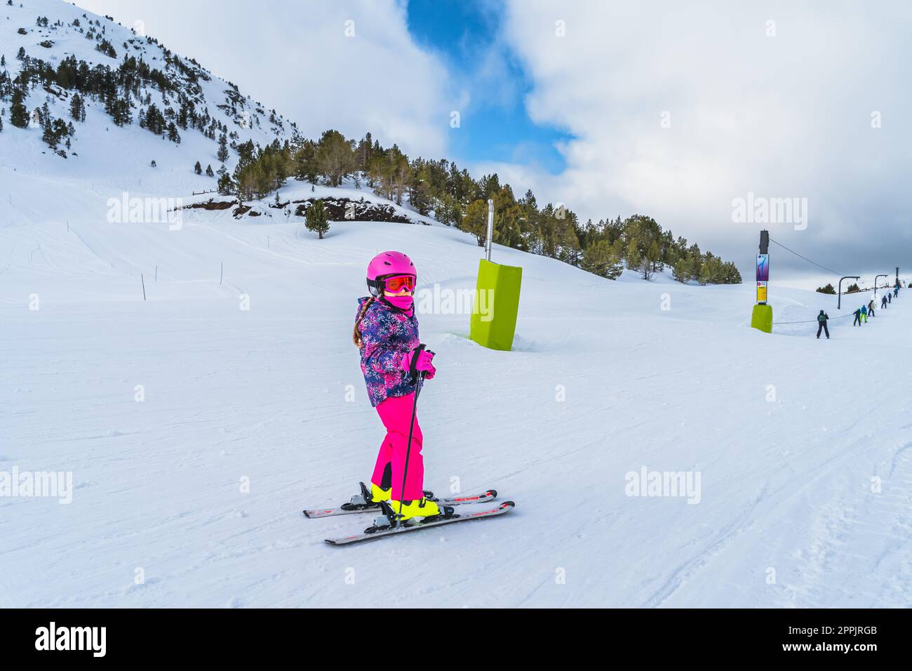 Jeune skieur, un enfant, s'amuser au ski, vacances d'hiver en Andorre Banque D'Images
