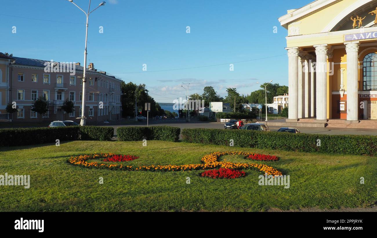 Théâtre musical de la République de Carélie, Petrozavodsk. Les passants marchent. Soirée ensoleillée le 3 2022 août Parc de la Culture et des Loisirs. Vue sur le lac Onega. Pelouse avec fleurs de souci. Panneaux de signalisation routière Banque D'Images