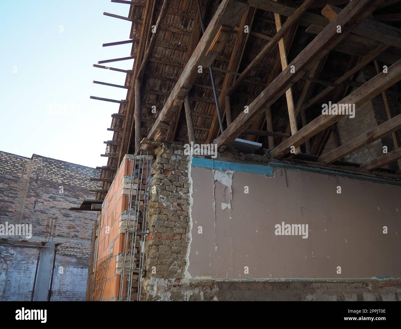 Reconstruction et rénovation d'une ancienne maison. Réaménagement et reconstruction du bâtiment. Planchers de bois franc et poutres dans le plafond et le grenier. Travaux de construction en cours. Banque D'Images