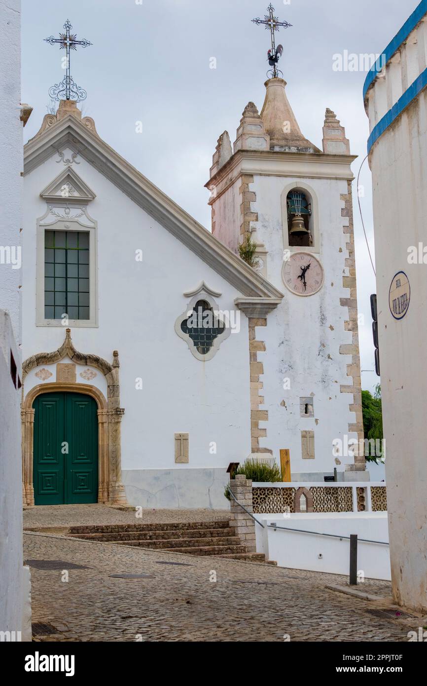 Vue sur l'église de notre-Dame de l'Assomption d'Alte, village confortable dans l'Algarve au Portugal. Banque D'Images