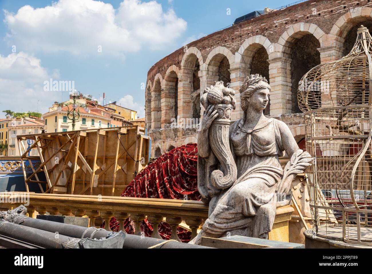 Vérone, Italie - préparer la scène pour la performance de théâtre dans la célèbre Arena di Verona Banque D'Images