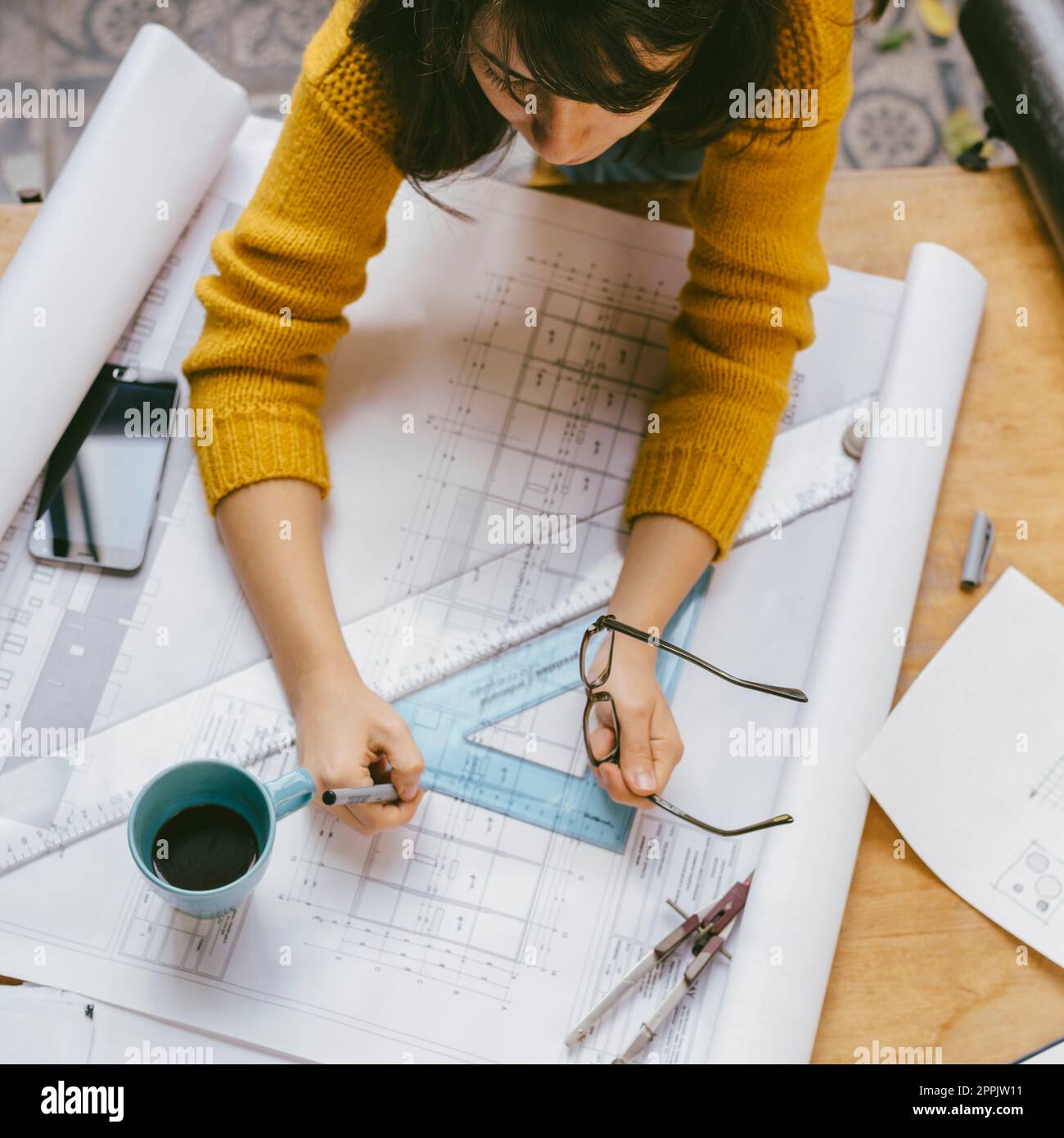 Vue de dessus de la femme architecte travaillant sur le projet architectural pour le design d'intérieur. Banque D'Images