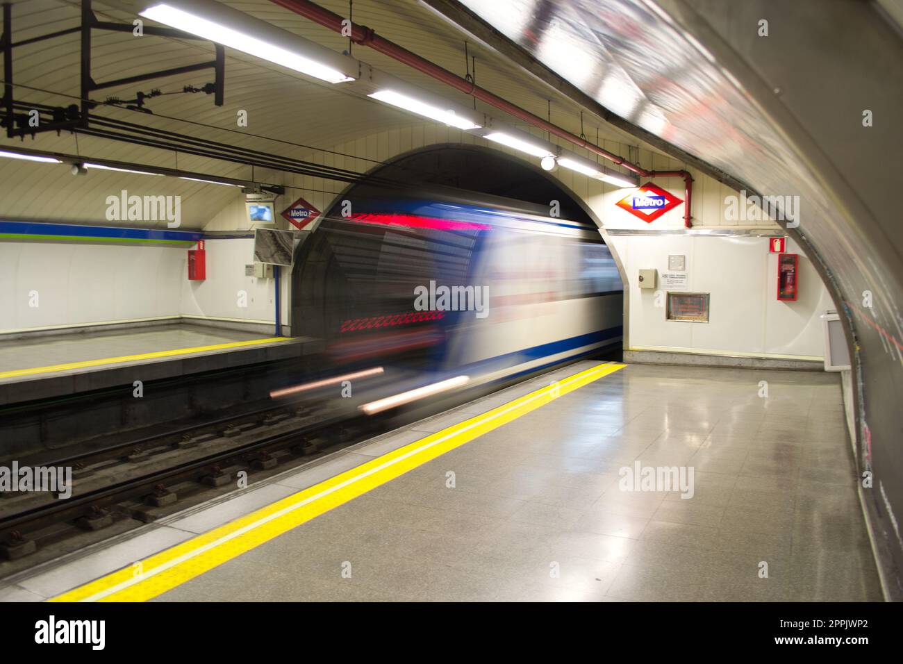 Train arrivant dans une station de métro à Madrid, Espagne. Banque D'Images