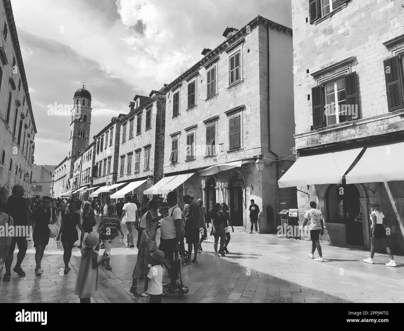 Stradun, Stradone est la rue principale du centre-ville historique de Dubrovnik en Croatie. sites architecturaux. Un endroit populaire pour les promenades touristiques. Les gens marchent le 14 août 2022 Noir et blanc Banque D'Images