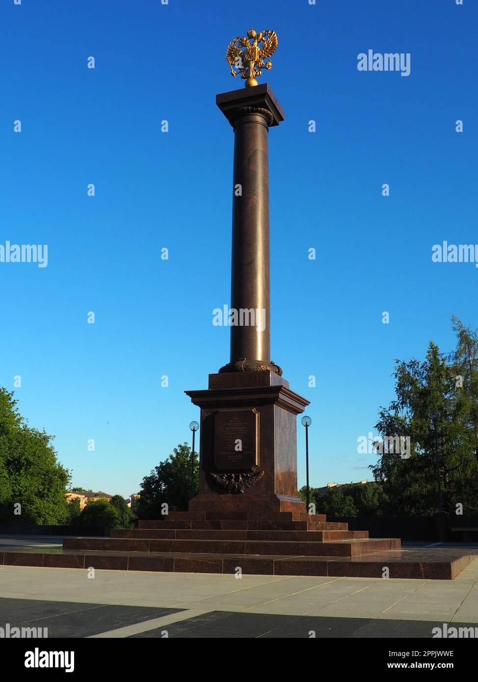 Petrozavodsk, Carélie, 3 août 2022 Monument-stèle ville de gloire militaire, titre honorifique. Colonne de granit avec un aigle à double tête en bronze. Piédestal sur l'allée des villes sœurs, place Kirov Banque D'Images