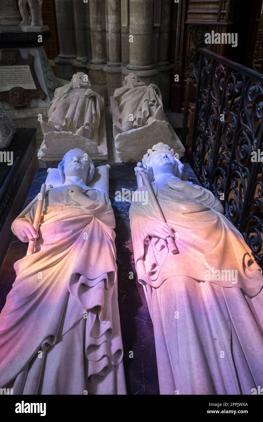 Tombes des rois de France dans la basilique Saint-Denis Banque D'Images