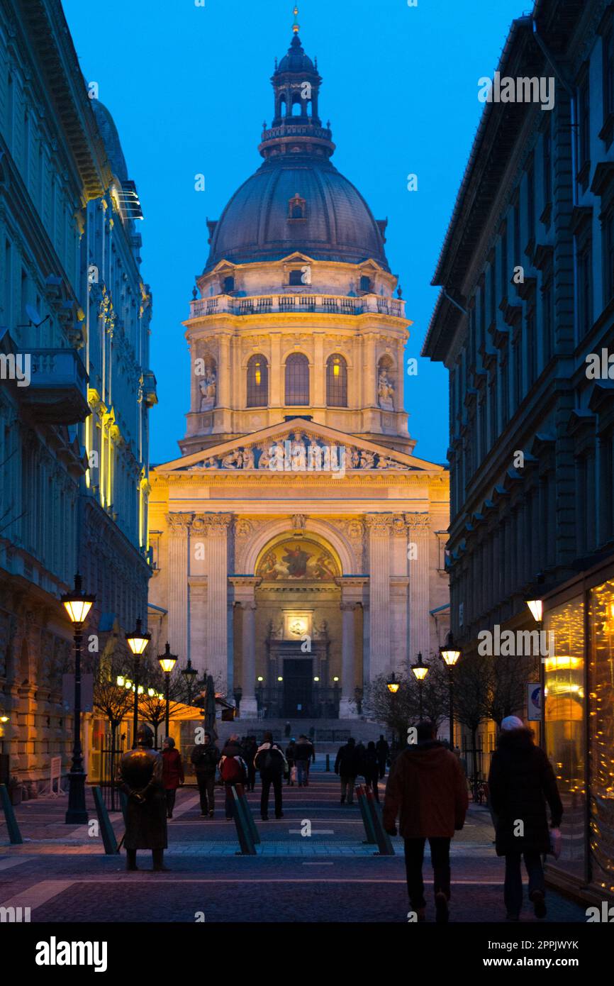 Vue sur la rue de Zrinyi ut, avec Szent Istvan Bazilika, grande église, au loin Banque D'Images